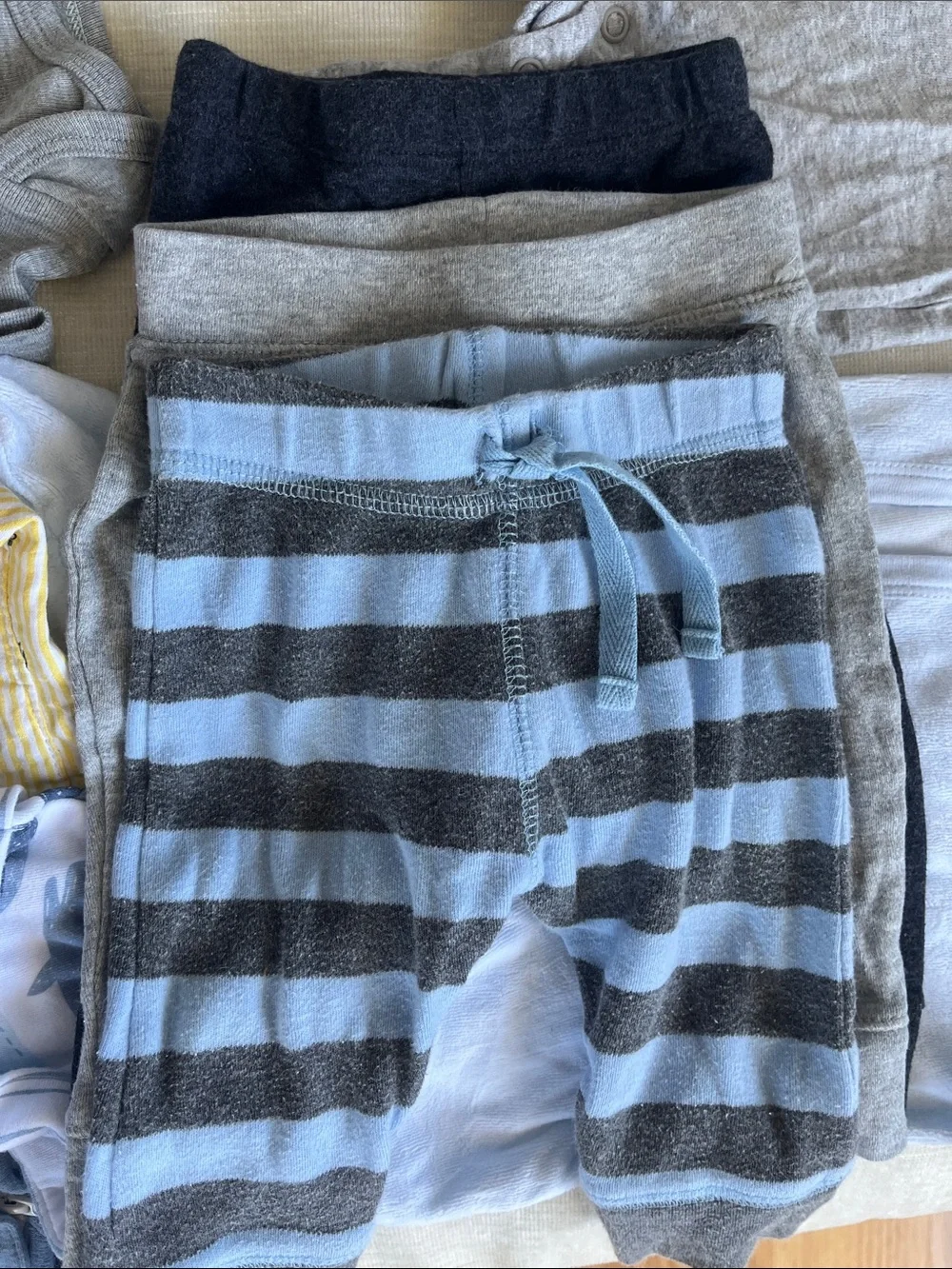 Baby clothing bundle like new - 0-3 months bodies, pajamas, beanies, onesie…